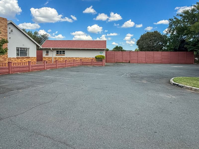 AN EXCEPTIONAL COMMERTIAL PROPERTY - Photo 3