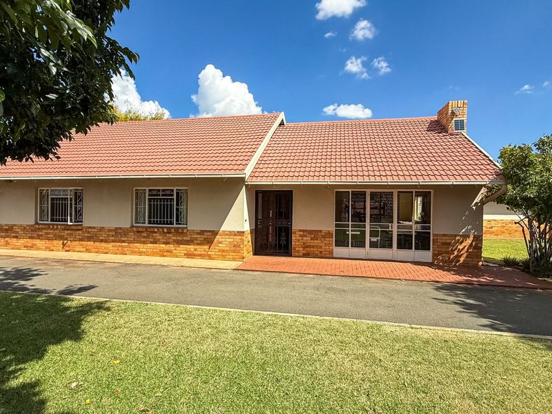 AN EXCEPTIONAL COMMERTIAL PROPERTY - Photo 6