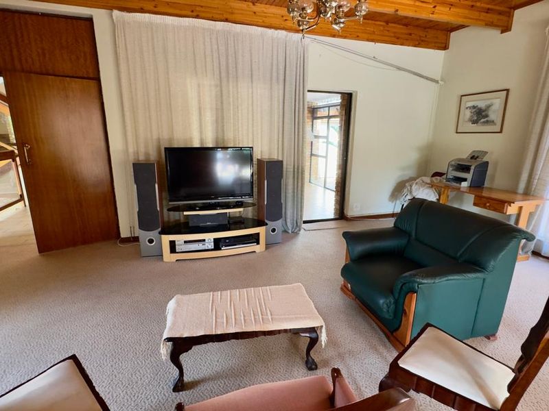 5 Bedroom 3.5 Bathroom House in Zwartkop - Photo 10