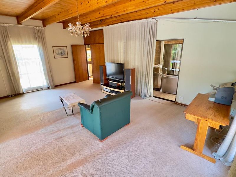 5 Bedroom 3.5 Bathroom House in Zwartkop - Photo 9