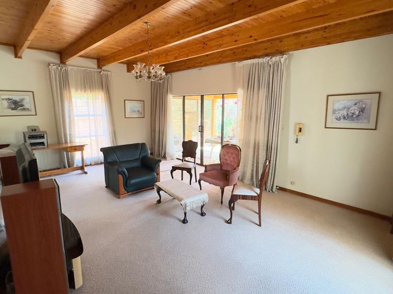 5 Bedroom 3.5 Bathroom House in Zwartkop - Photo 8