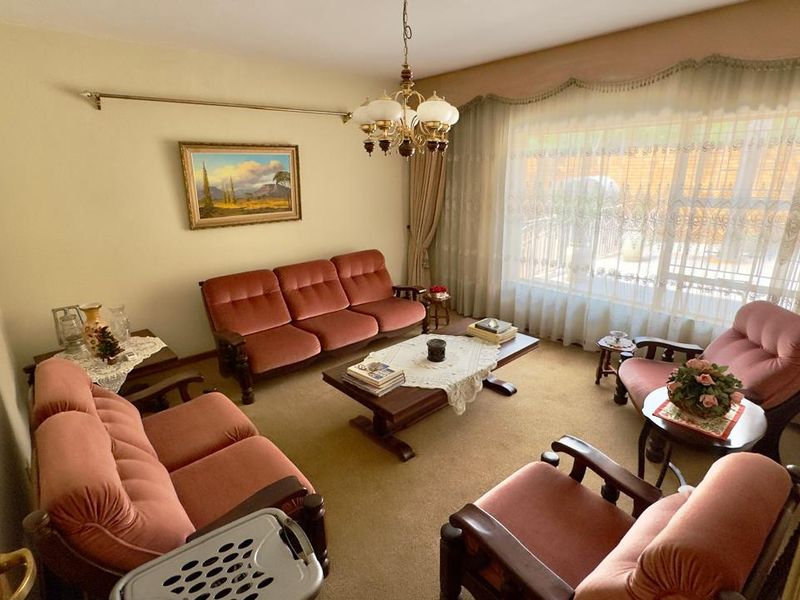 5 Bedroom 3.5 Bathroom House in Zwartkop - Photo 7