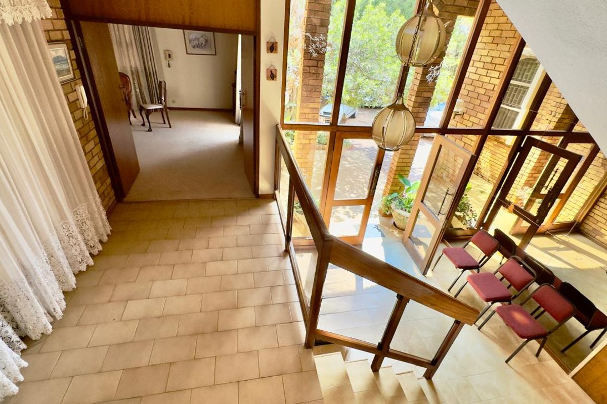 5 Bedroom 3.5 Bathroom House in Zwartkop - Photo 3