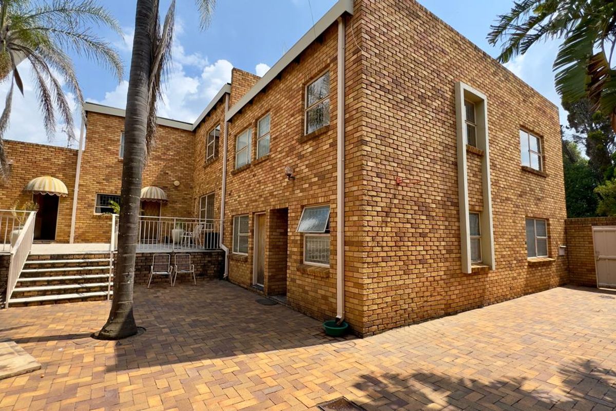 5 Bedroom 3.5 Bathroom House in Zwartkop - Photo 2