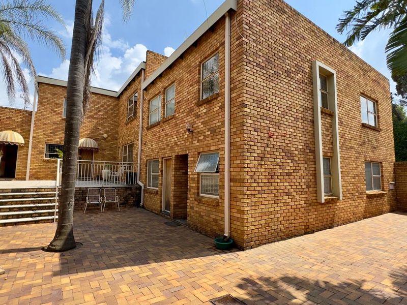 5 Bedroom 3.5 Bathroom House in Zwartkop - Photo 2