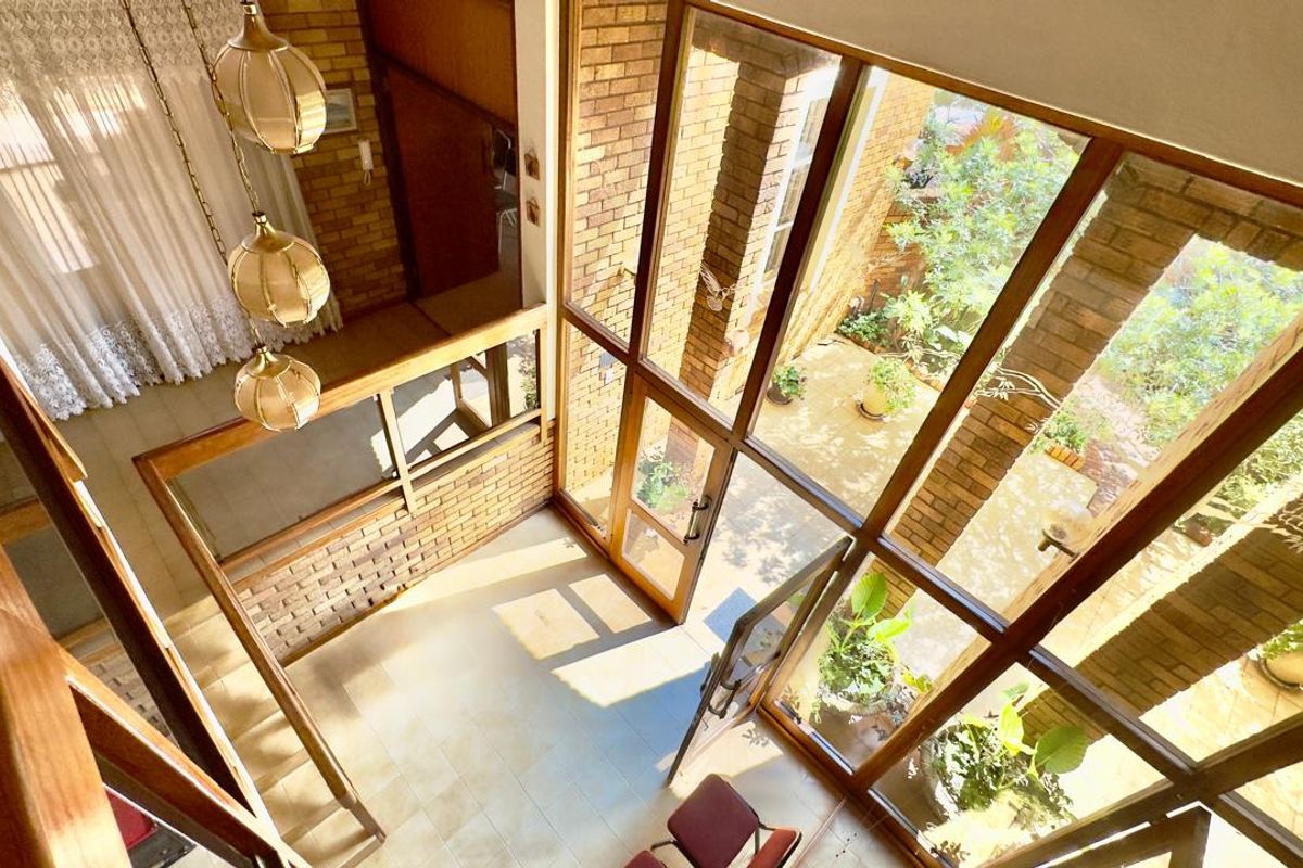 5 Bedroom 3.5 Bathroom House in Zwartkop - Photo 4