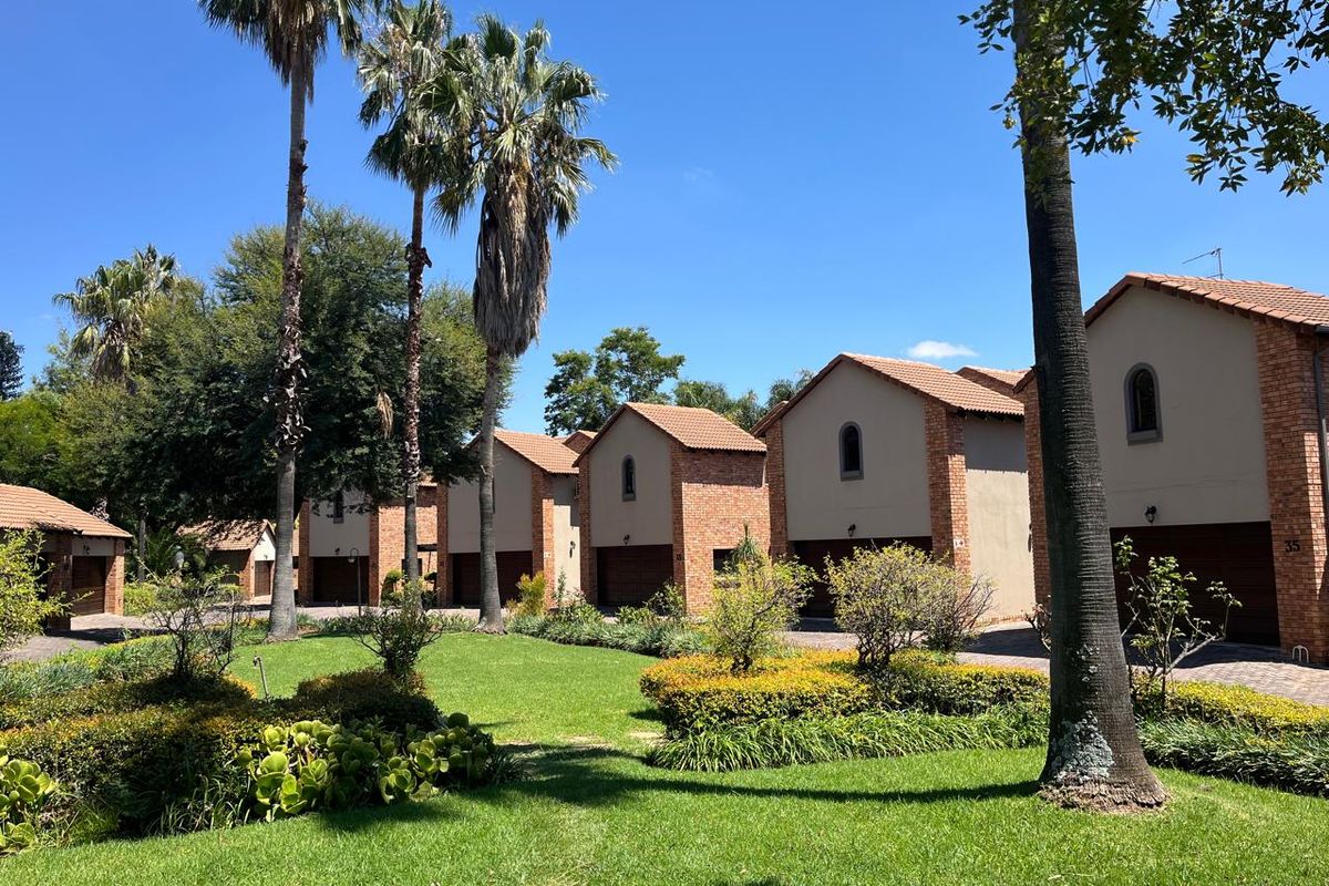 SPACIOUS 4 BEDROOMS  DUPLEX 2 .5 BATHROOMS FOR SALE IN EQUESTRIA - Photo 2