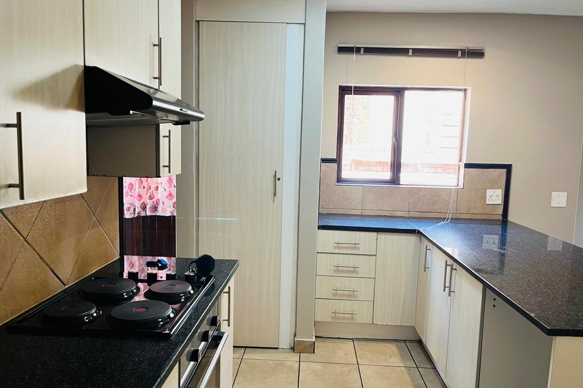 SPACIOUS 4 BEDROOMS  DUPLEX 2 .5 BATHROOMS FOR SALE IN EQUESTRIA - Photo 5