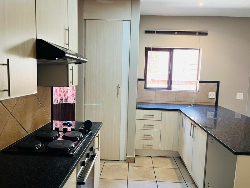 SPACIOUS 4 BEDROOMS  DUPLEX 2 .5 BATHROOMS FOR SALE IN EQUESTRIA - Photo 5