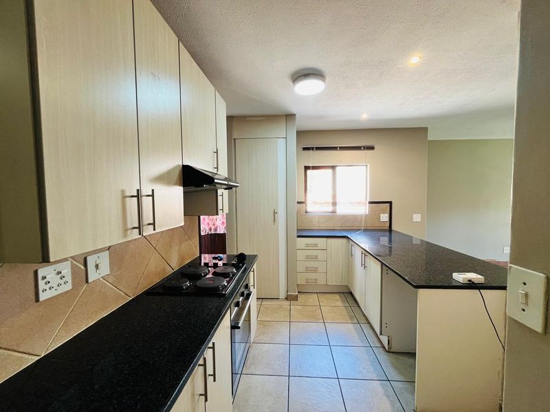 SPACIOUS 4 BEDROOMS  DUPLEX 2 .5 BATHROOMS FOR SALE IN EQUESTRIA - Photo 9