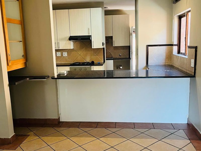 SPACIOUS 4 BEDROOMS  DUPLEX 2 .5 BATHROOMS FOR SALE IN EQUESTRIA - Photo 7