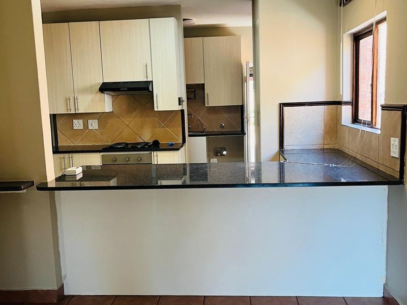 SPACIOUS 4 BEDROOMS  DUPLEX 2 .5 BATHROOMS FOR SALE IN EQUESTRIA - Photo 6