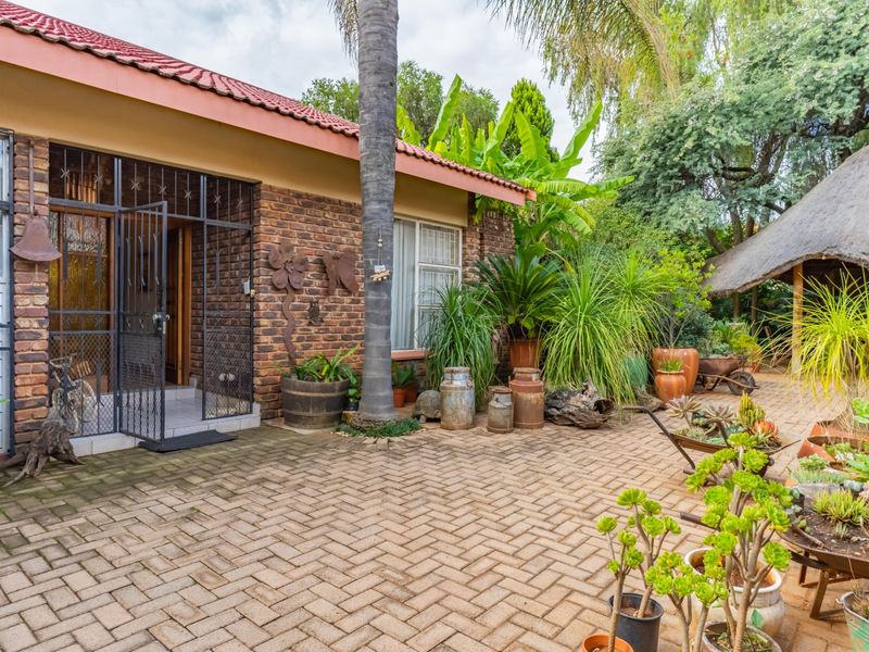 4 Bed House in Wilkoppies for Sale - Photo 2