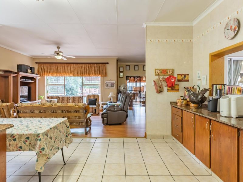 4 Bed House in Wilkoppies for Sale - Photo 4