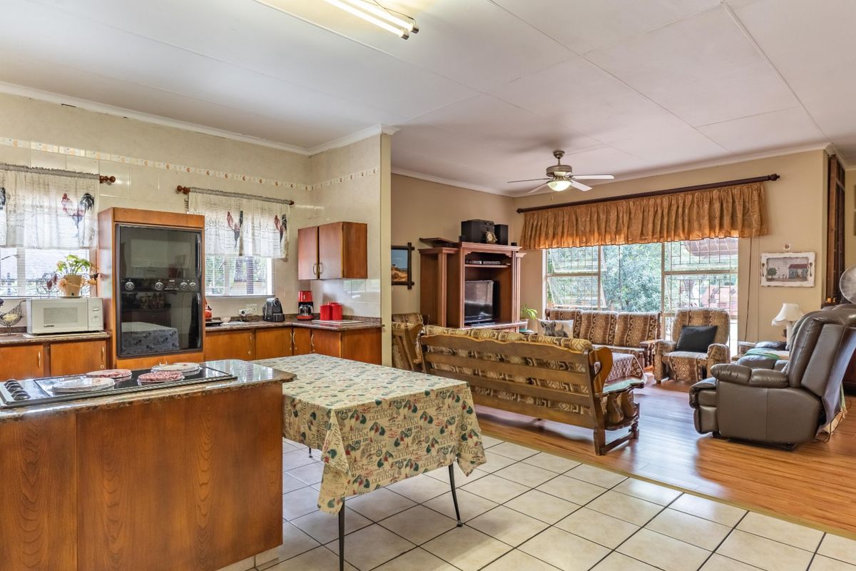 4 Bed House in Wilkoppies for Sale - Photo 5