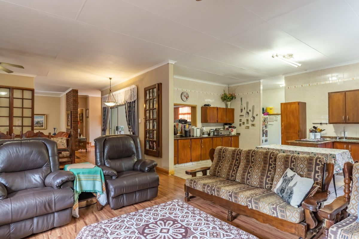 4 Bed House in Wilkoppies for Sale - Photo 3