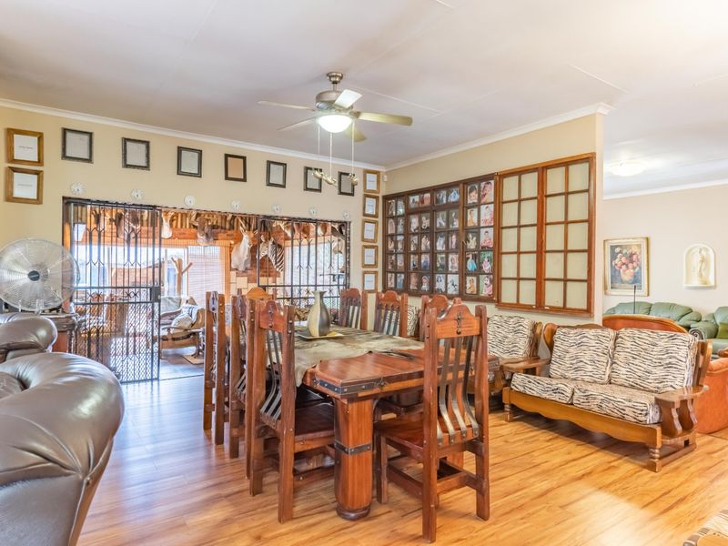 4 Bed House in Wilkoppies for Sale - Photo 8