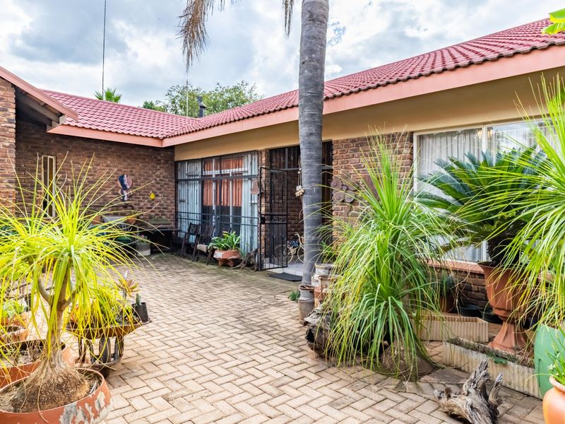 4 Bed House in Wilkoppies for Sale - Photo 1