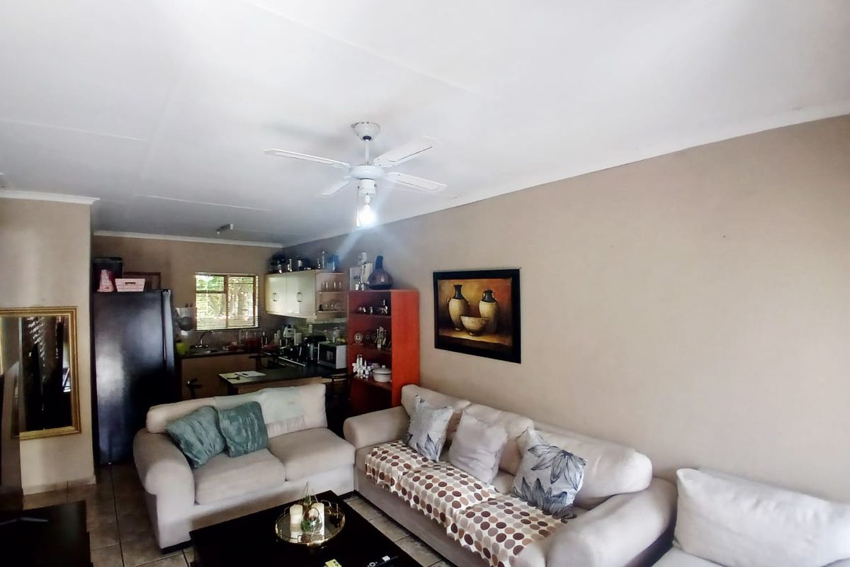 Charming 2-Bedroom apartment in secure Complex - Photo 5