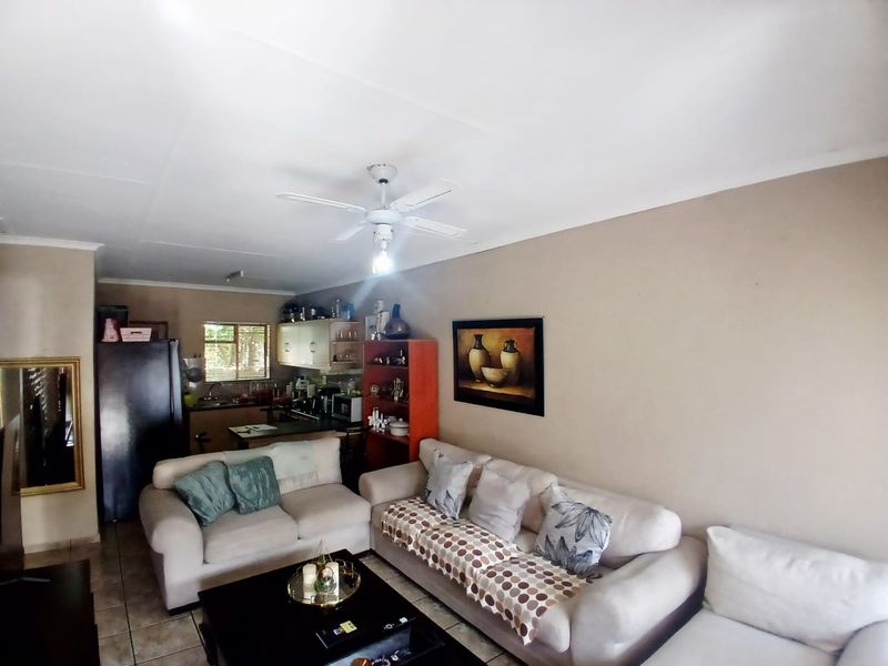 Charming 2-Bedroom apartment in secure Complex - Photo 5