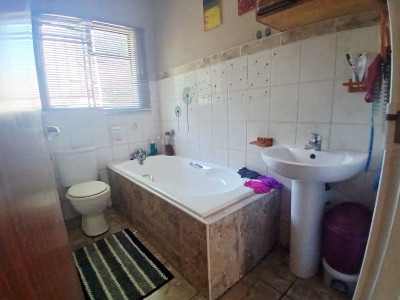 Charming 2-Bedroom apartment in secure Complex - Photo 9