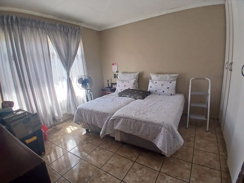 Charming 2-Bedroom apartment in secure Complex - Photo 8