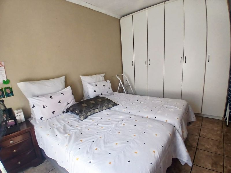 Charming 2-Bedroom apartment in secure Complex - Photo 7