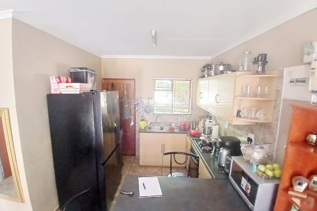 Charming 2-Bedroom apartment in secure Complex - Photo 3