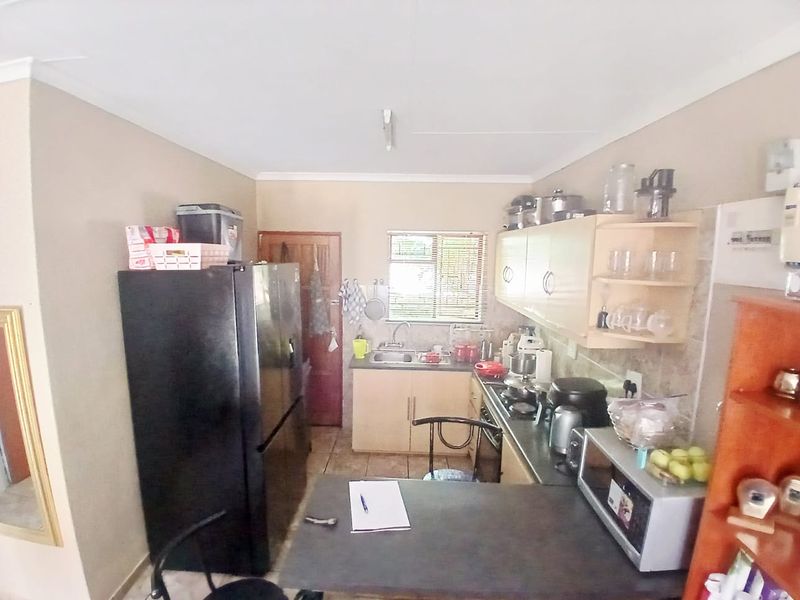 Charming 2-Bedroom apartment in secure Complex - Photo 3