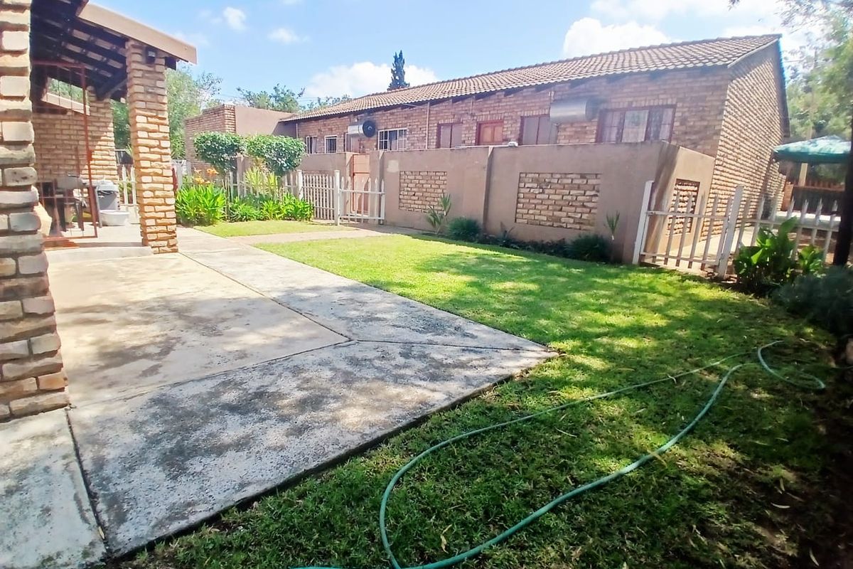 Charming 2-Bedroom apartment in secure Complex - Photo 2