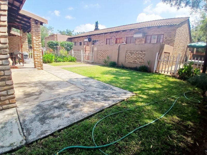 Charming 2-Bedroom apartment in secure Complex - Photo 2