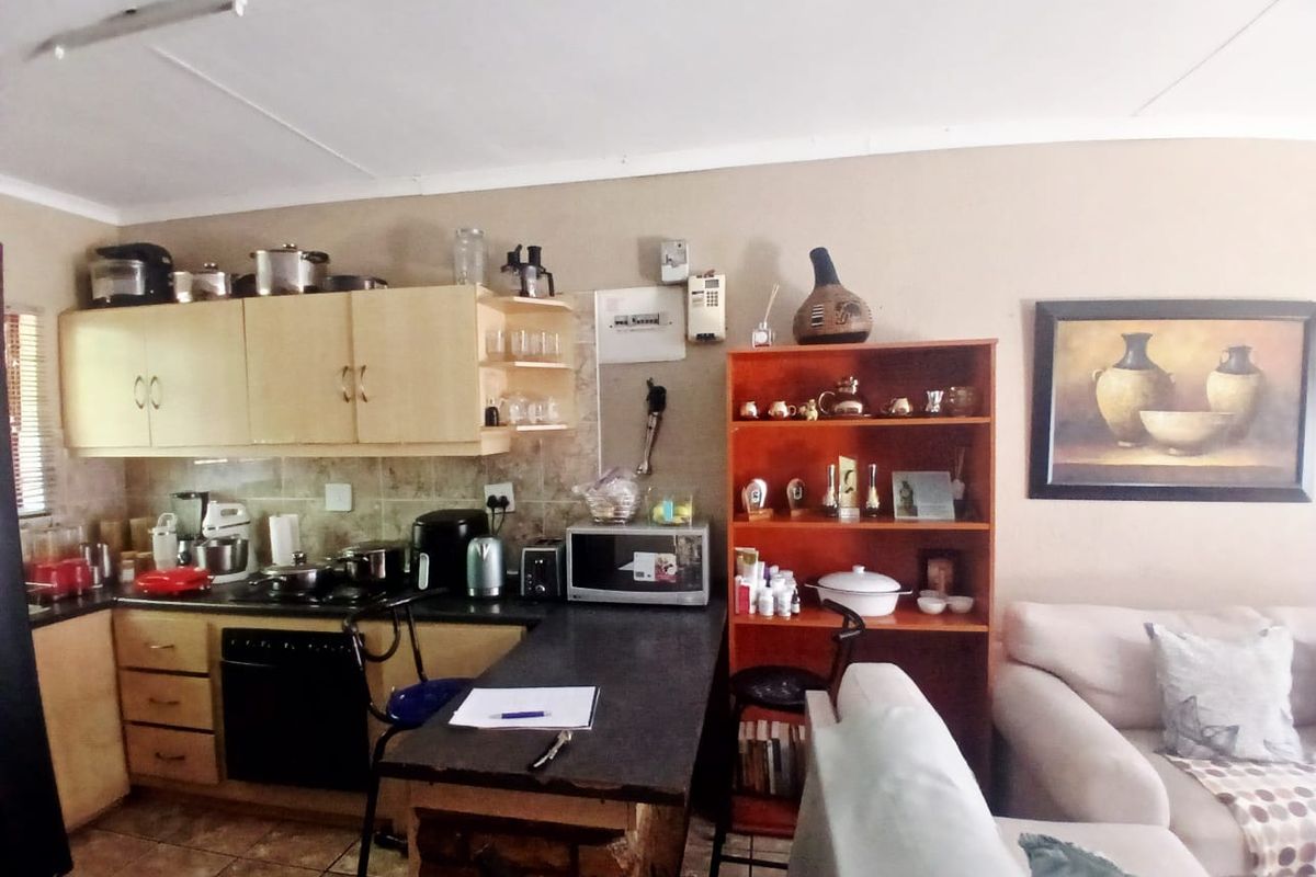 Charming 2-Bedroom apartment in secure Complex - Photo 4