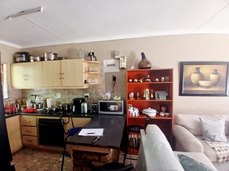 Charming 2-Bedroom apartment in secure Complex - Photo 4