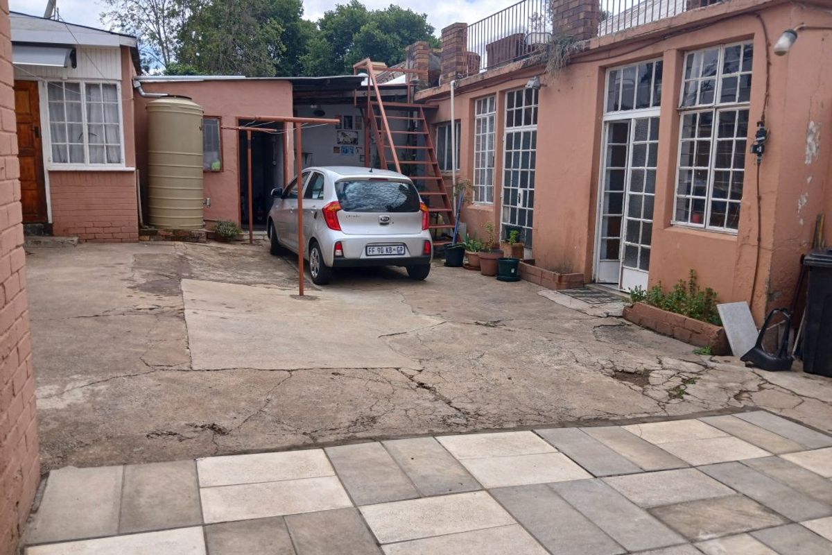 Versatile Family Living with Income Potential! - Photo 2