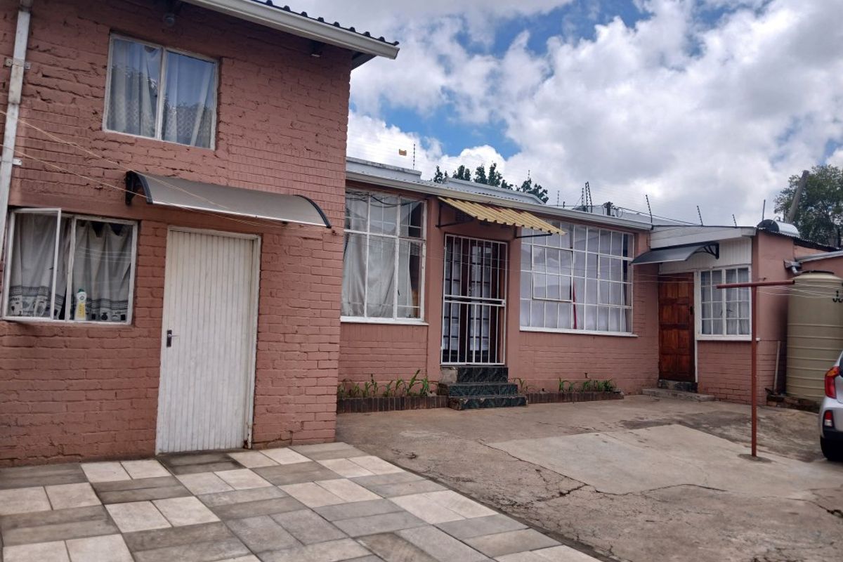 Versatile Family Living with Income Potential! - Photo 3