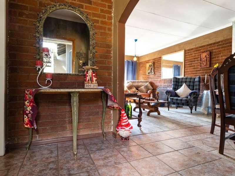 Elegant Family Home with Pool - Photo 7