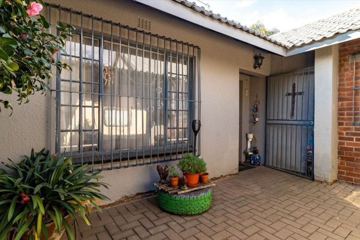 Elegant Family Home with Pool - Photo 2