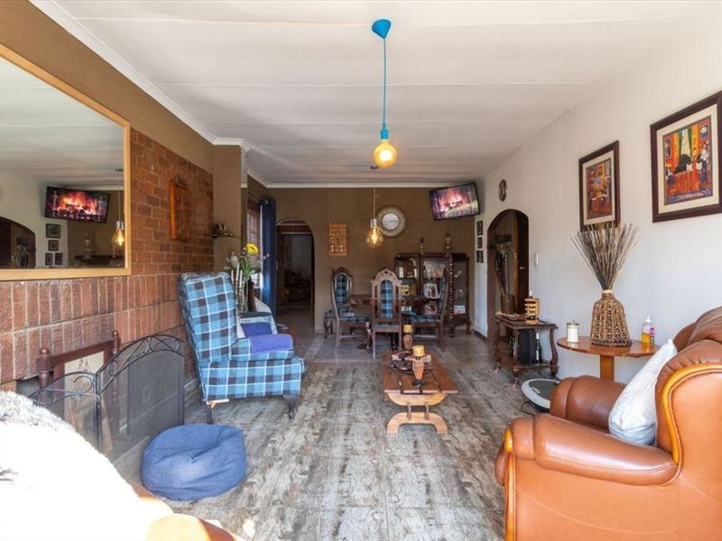 Elegant Family Home with Pool - Photo 10