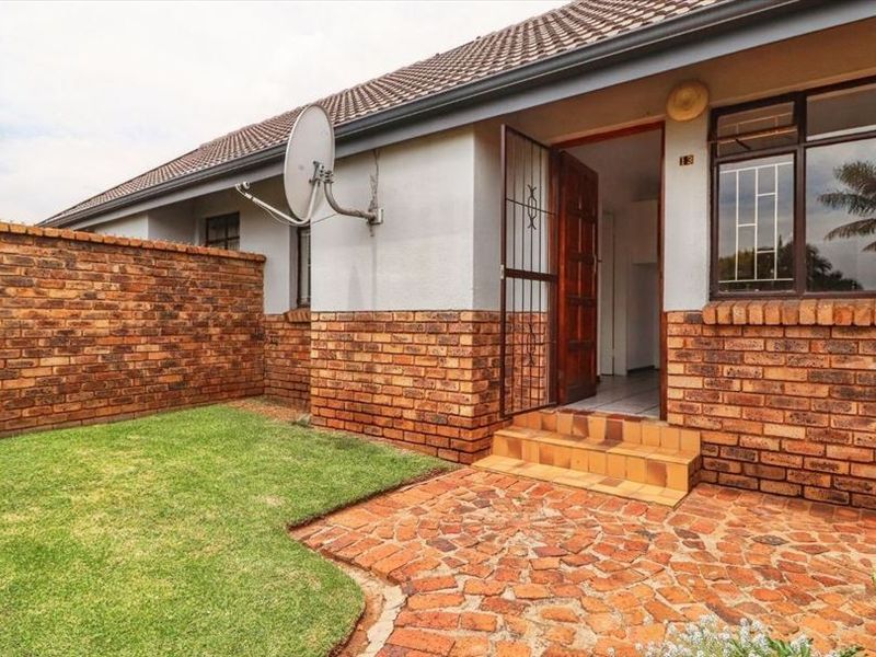 Cozy and Functional Home Layout - Photo 3