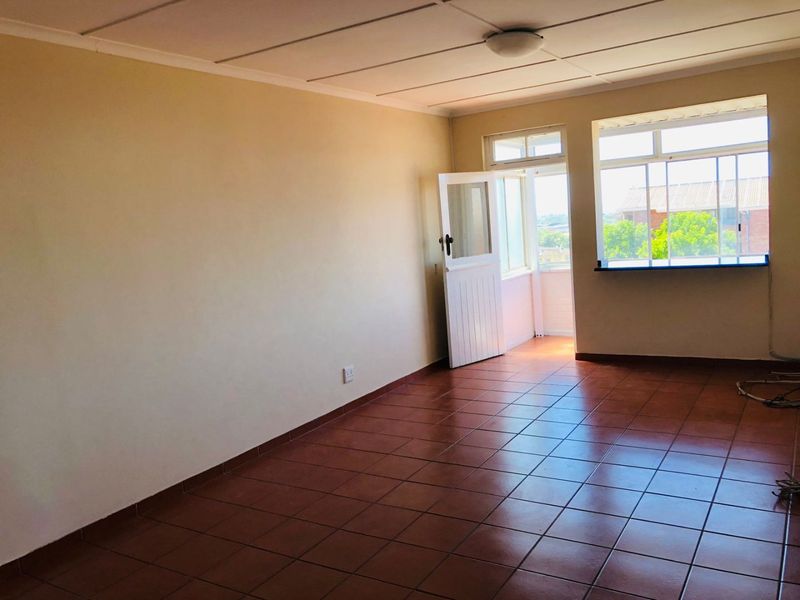 2.5 Bedrooms, 1 Bathrooms Apartment For Sale In Morningside, Durban - Photo 2