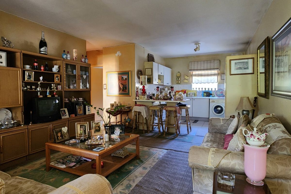 2 Bedroom Flat in very popular complex in central Wilkoppies. - Photo 3