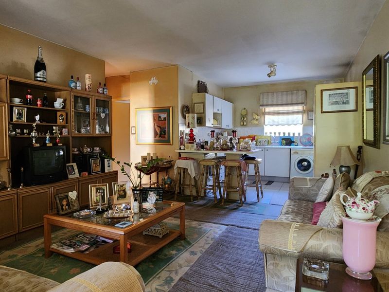 2 Bedroom Flat in very popular complex in central Wilkoppies. - Photo 3