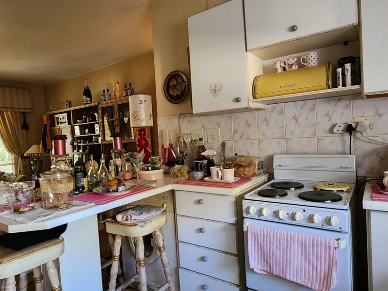 2 Bedroom Flat in very popular complex in central Wilkoppies. - Photo 5