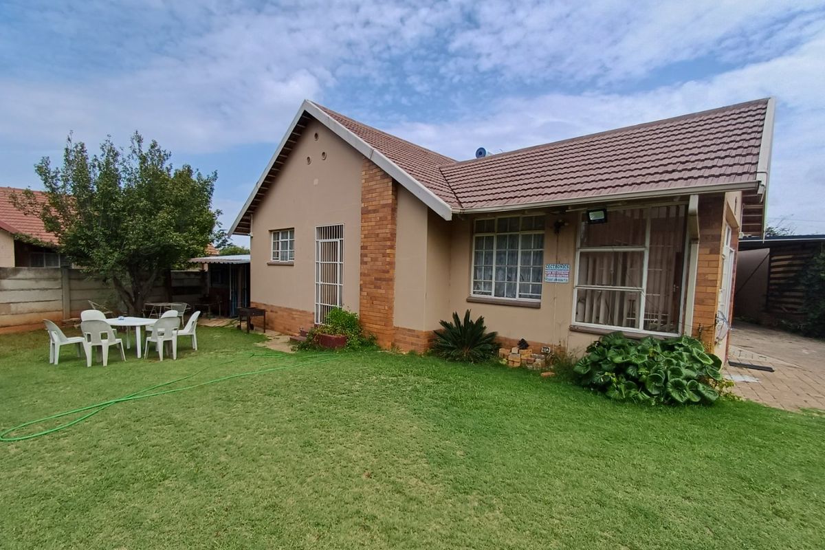 3 Bedroom House with a Flatlet. - Photo 3