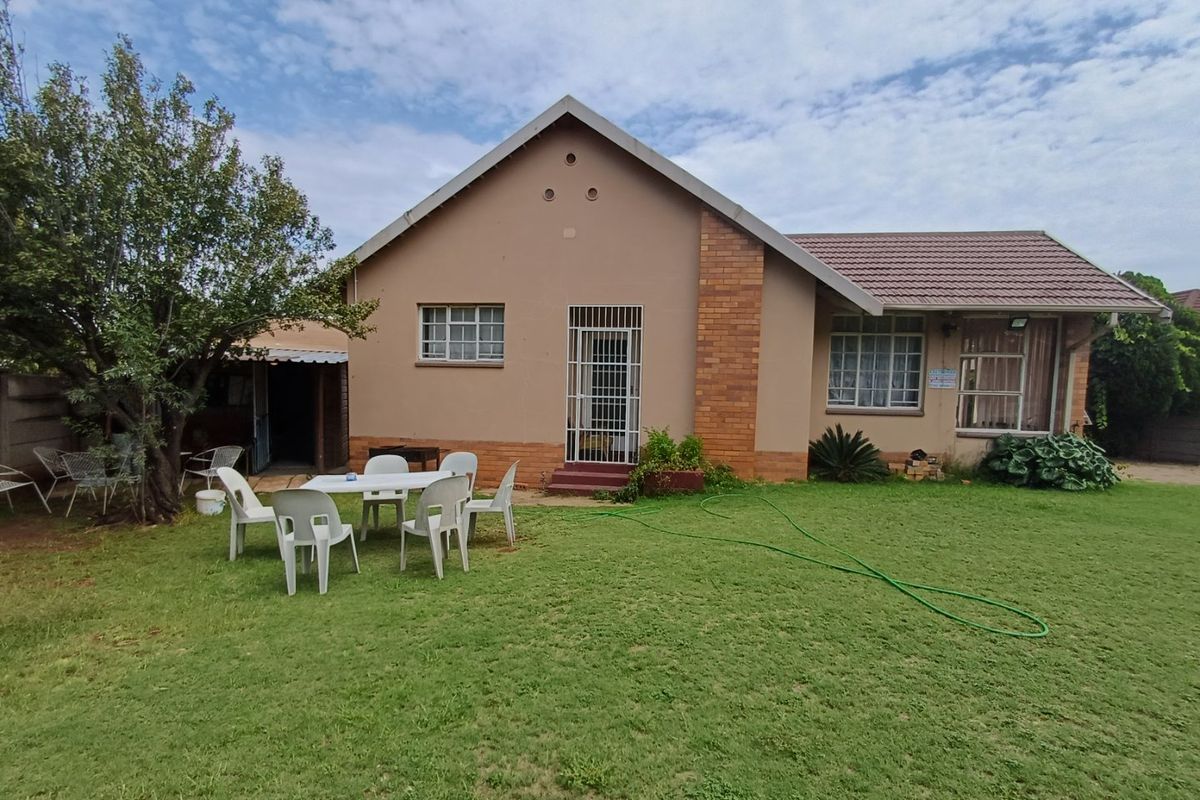 3 Bedroom House with a Flatlet. - Photo 4