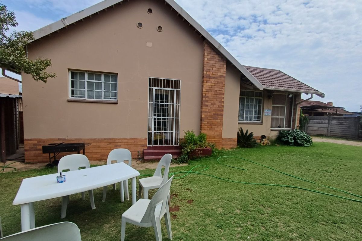 3 Bedroom House with a Flatlet. - Photo 2