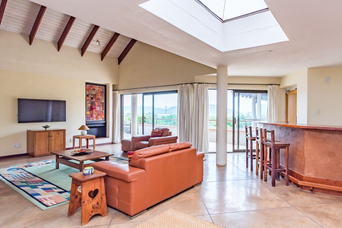 ENTERTAINER DELIGHT IN THIS LARGE FAMILY DREAM HOME IN MEERHOF, FULLY FURNISHED - Photo 3