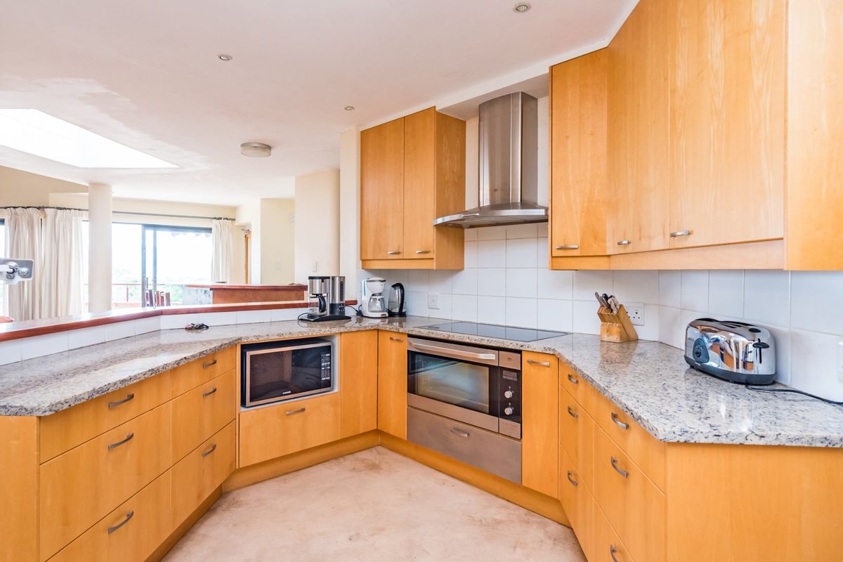 ENTERTAINER DELIGHT IN THIS LARGE FAMILY DREAM HOME IN MEERHOF, FULLY FURNISHED - Photo 5