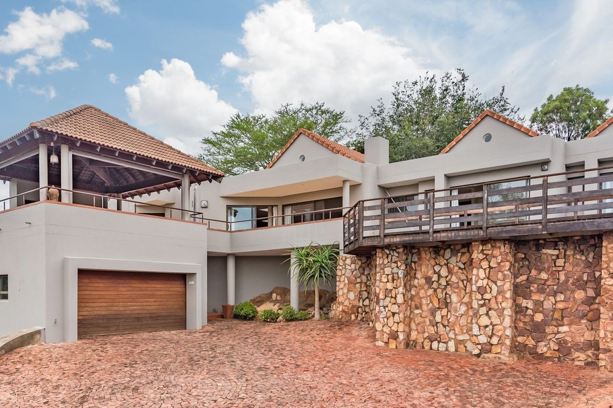 ENTERTAINER DELIGHT IN THIS LARGE FAMILY DREAM HOME IN MEERHOF, FULLY FURNISHED - Photo 4