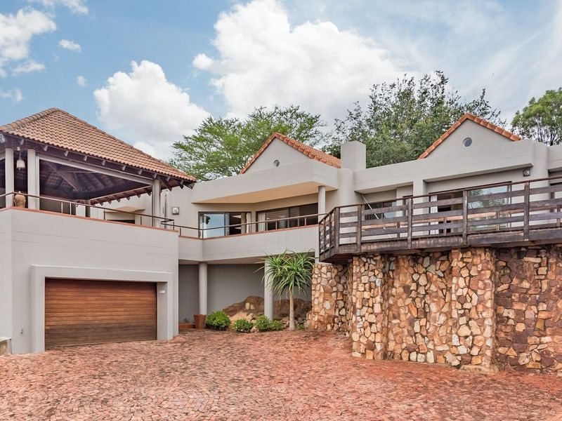ENTERTAINER DELIGHT IN THIS LARGE FAMILY DREAM HOME IN MEERHOF, FULLY FURNISHED - Photo 4